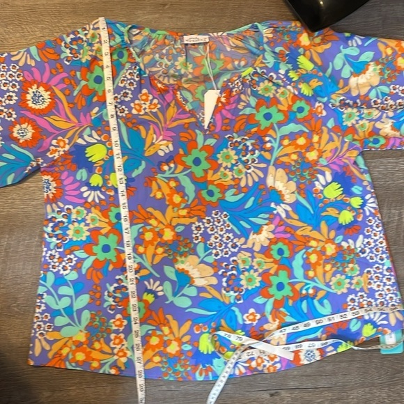 Emily Wonder Periwinkle Split Neckline with Balloon Sleeve Floral Blouse size 1X - Picture 15 of 16